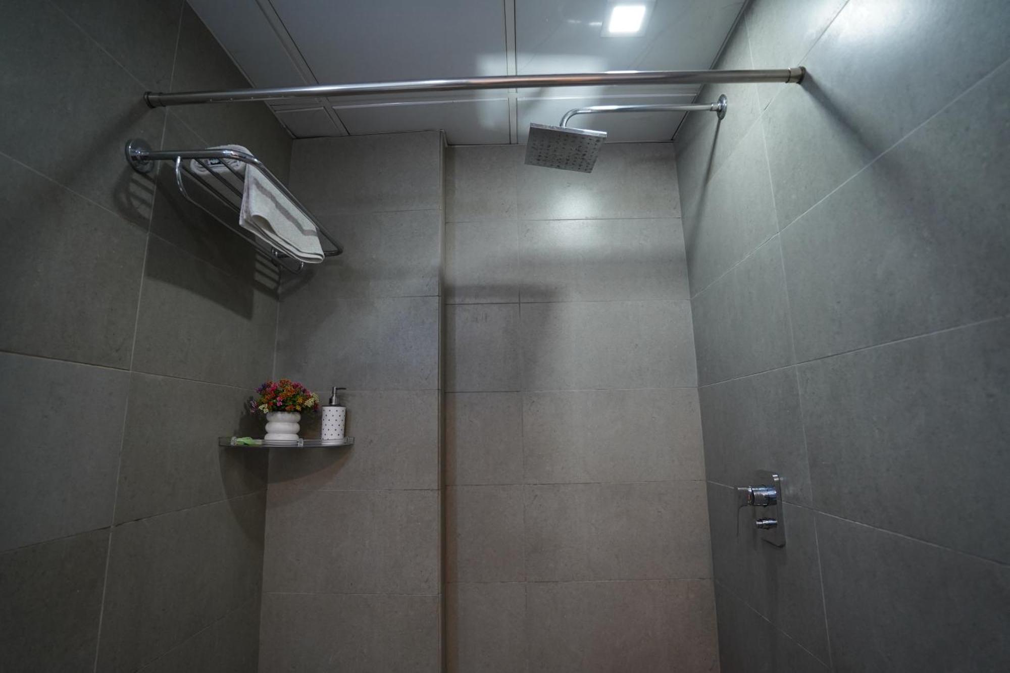 Hotel Lyf Corporate - Kirti Nagar 3*