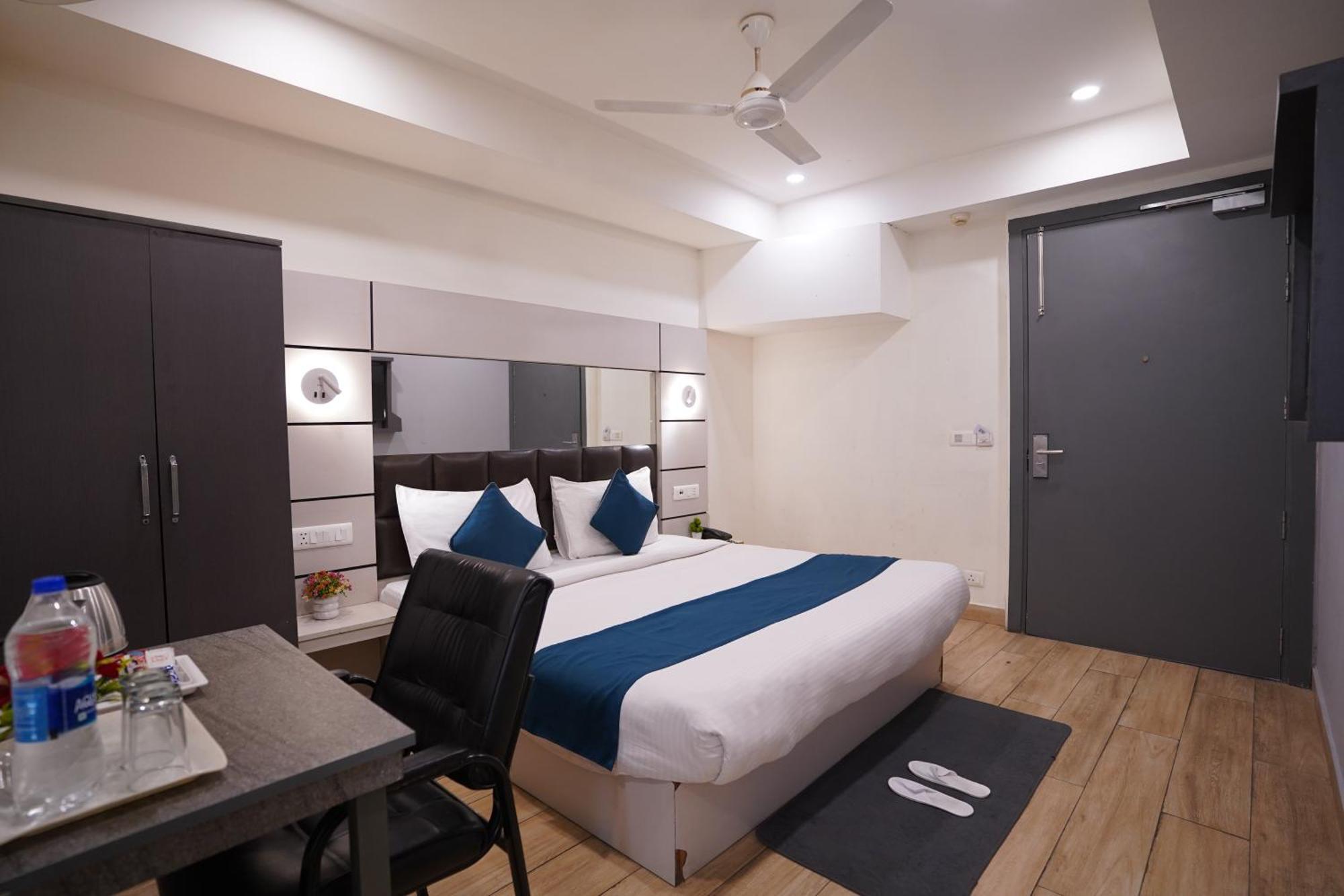 Lyf Corporate - Kirti Nagar 3*