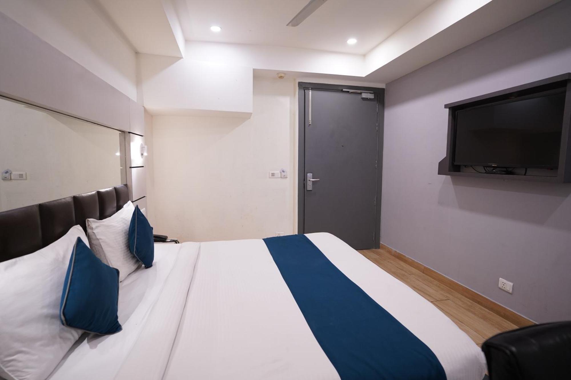 Hotel Lyf Corporate - Kirti Nagar 3*